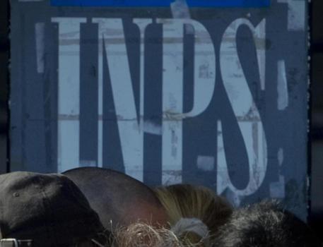 Brescia, va all'ufficio Inps per una pratica: "Signora Pierina, lei è morta da 7 anni"