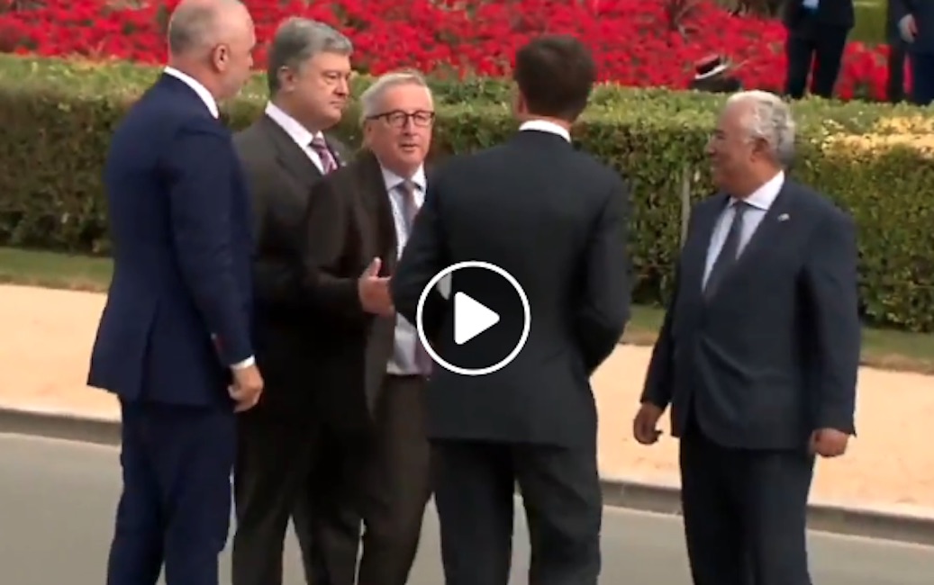 Juncker barcolla al vertice Nato. Il video è virale: "E' ubriaco". Ma era la sciatica