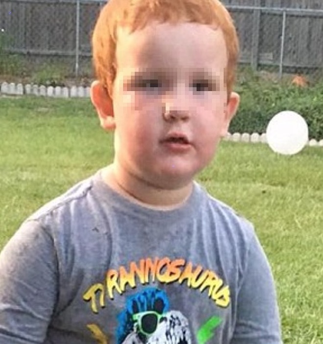 a 4 anni trova la pistola del padre sotto al divano: finisce malissimo