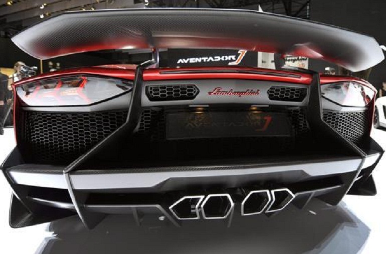 Roma, con la Lamborghini a 311 km/h sul GRA: patente ritirata e multa di duemila euro (foto Ansa)