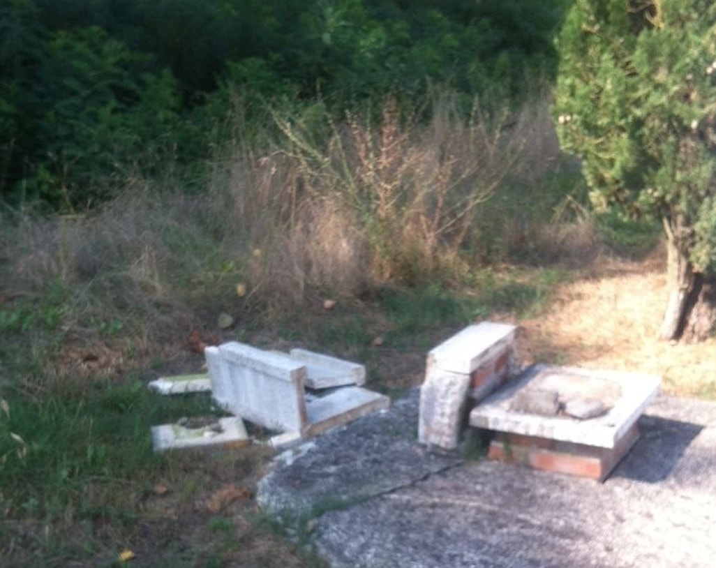 Padule di Fucecchio, lapidi dell'eccidio nazista danneggiate da vandali