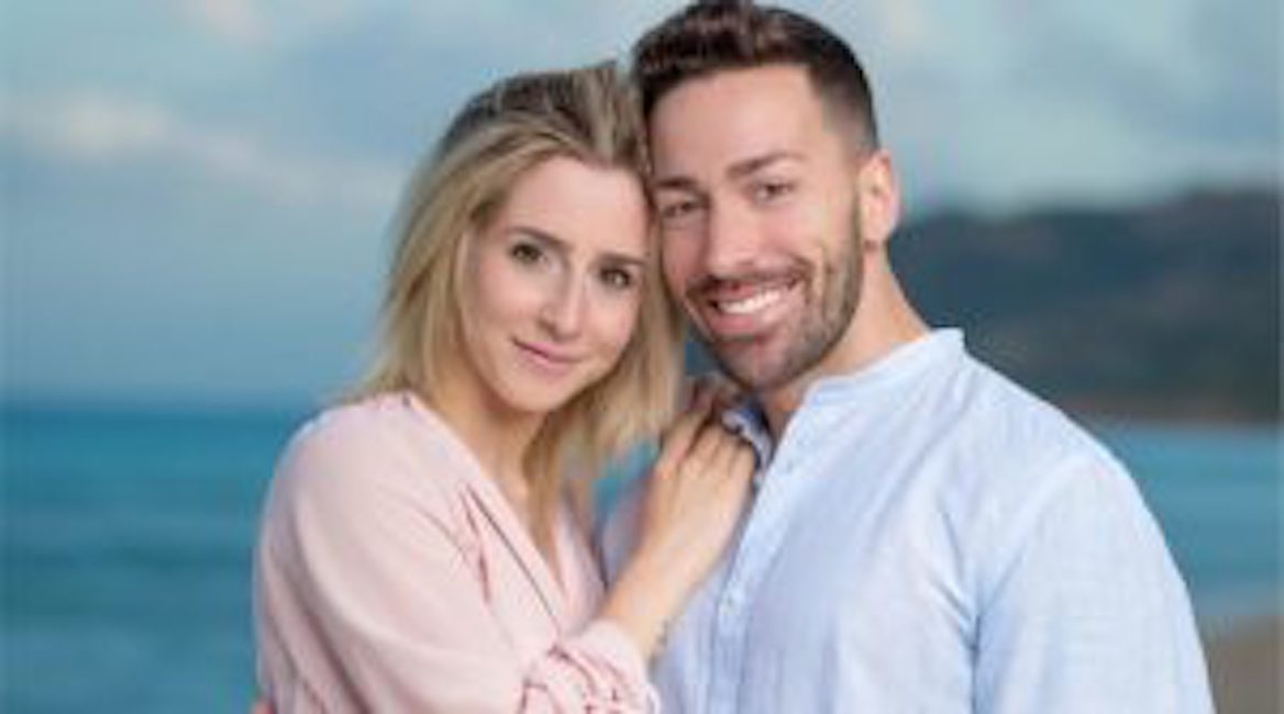 Temptation Island, Lara va a fare un massaggio al single Giuseppe. Michael furioso: "E' solo una sfigata"