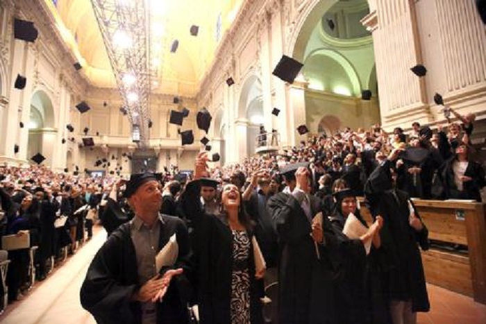 Laureati contro diplomati, arbitra il governo. Gol assegnato ai diplomati. Laureati: governo disonesto