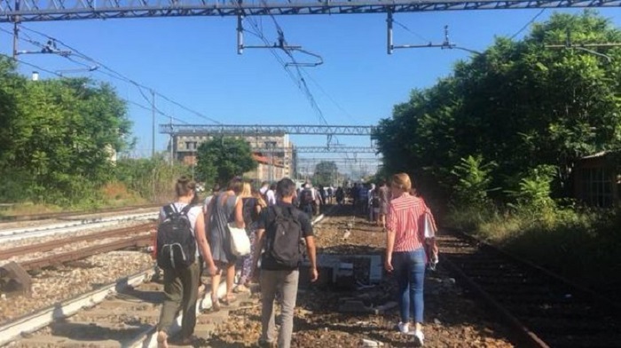 Legnano: cavo elettrico cade sul vagone del treno. Passeggeri a piedi