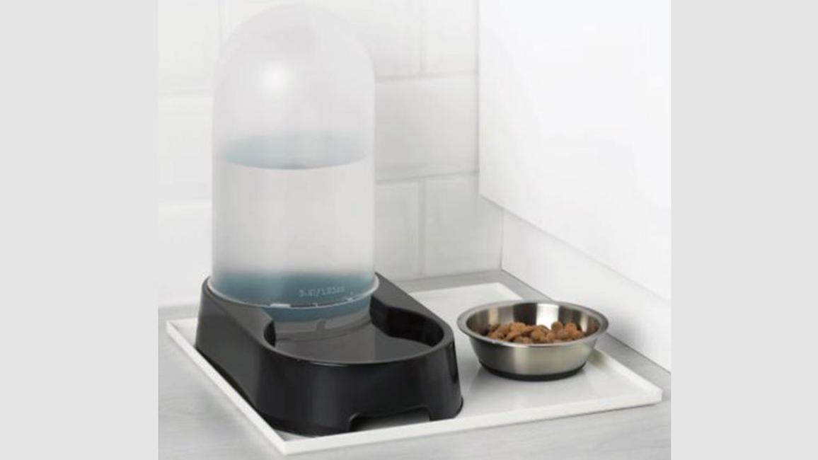 Ikea ritira distributori d'acqua Lurvig per animali: cani e gatti restano soffocati