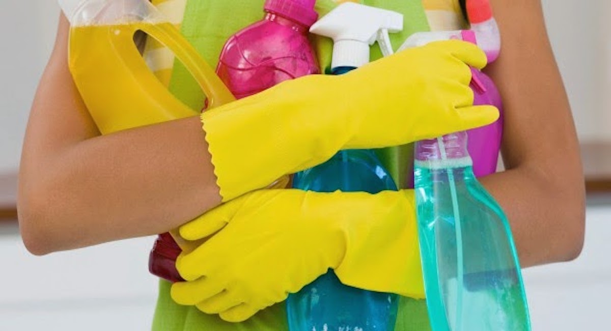 Pulisce la cucina con ammoniaca e candeggina: malata di pulito muore a 30 anni intossicata