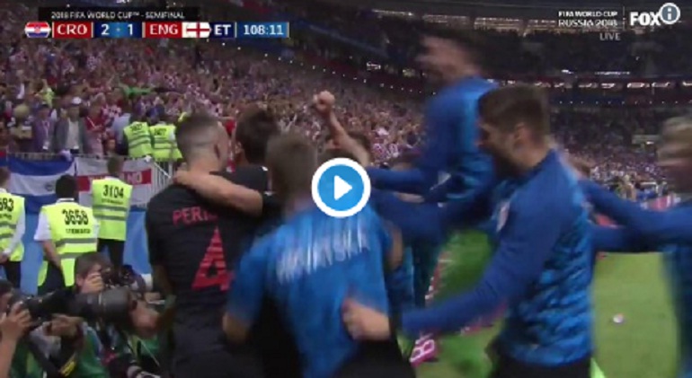 Mondiali 2018, Mandzukic segna e i croati travolgono un fotografo a bordocampo VIDEO