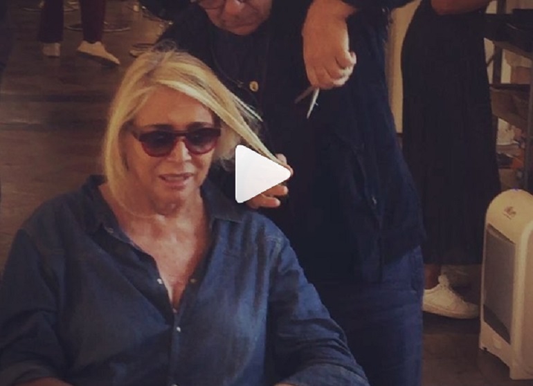 Mara Venier si taglia i capelli e si dispera: "Il caschetto come la Carrà noo..."