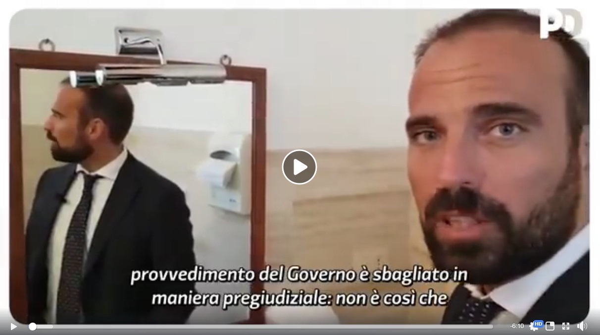 Luigi Marattin, il deputato Pd spiega il decreto dignità in bagno (sic!) VIDEO