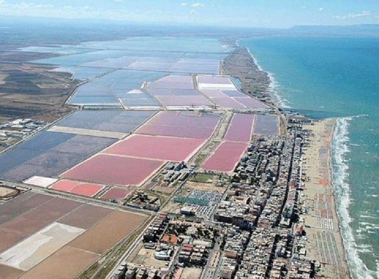 Margherita di Savoia, multa di 500 euro a chi passeggia in costume da bagno