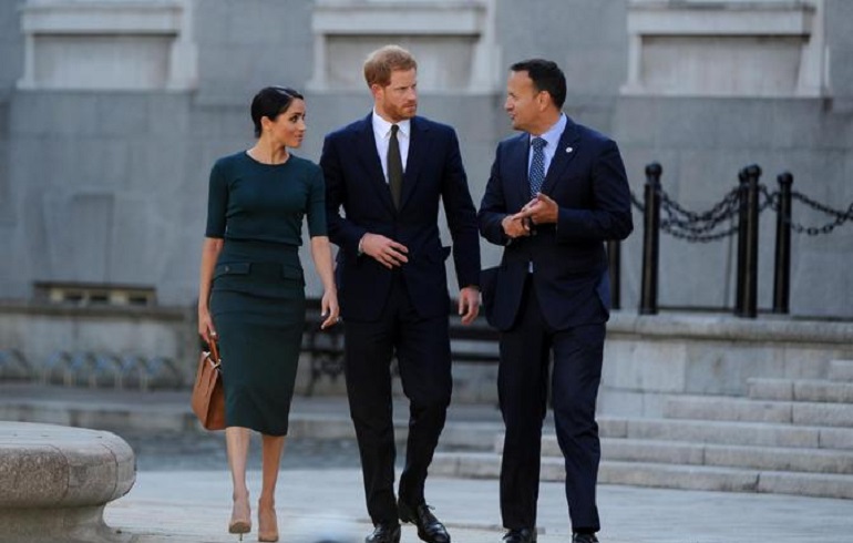 Meghan Markle si dimentica di levare la plastica protettiva dalla borsa (foto Ansa)