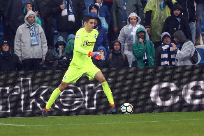 Subito una tegola per il Napoli, Alex Meret si è fratturato il terzo medio dell'ulna sinistra: salterà inizio campionato