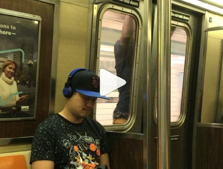 New York, si aggrappa all'esterno della porta del vagone VIDEO