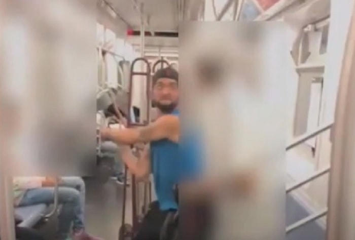 Uomo spranga metro New York