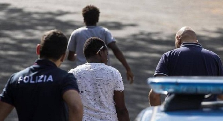 Migranti: 11 centrati in 45 giorni. Il negro tour nuovo sport in città (foto Ansa)