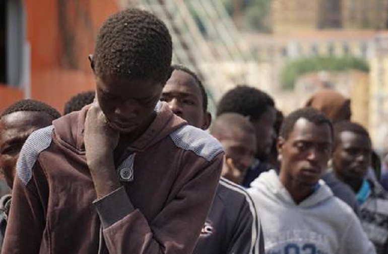 Brescia, migranti non collaborano con il Comune: sgomberati (foto Ansa)