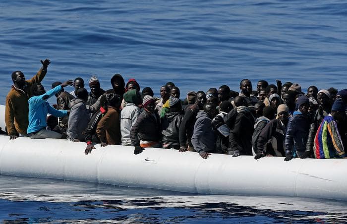 Migranti, primo respingimento in mare di una nave italiana: Asso 28 soccorre e poi riporta in Libia
