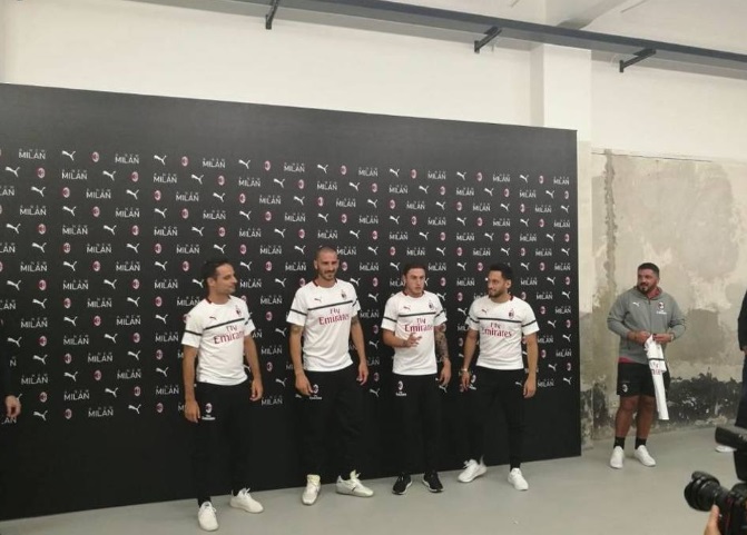 Milan, la presentazione delle nuove maglie low cost: muro scrostato e nome sbagliato (foto Ansa)