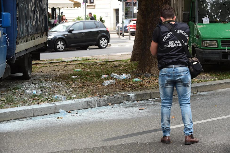 Milano, egiziano minaccia agenti: "Figli di... vi ammazzo. Siete razzisti". Poi si dà fuoco