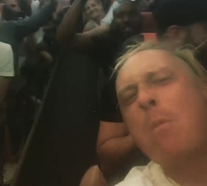 In volo per Ibiza scoprono che l'Inghilterra ha battuto la Colombia: cosa accade a bordo