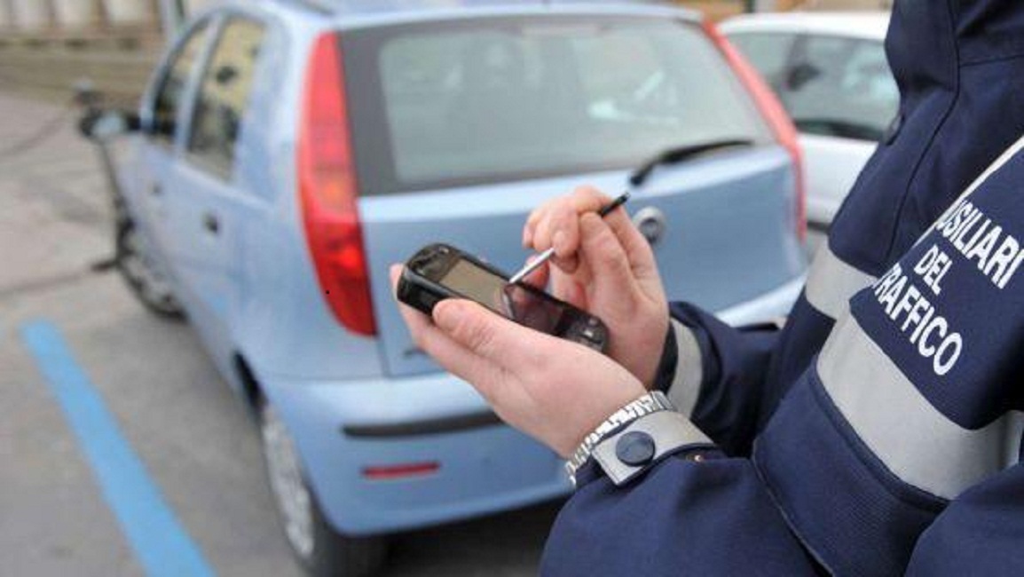 Torino: sfreccia col rosso, a fari spenti, senza cinture, al telefono e non assicurato. Record di multe