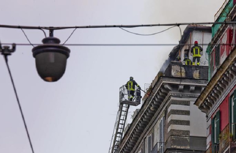 Napoli, incendio in una palazzina del centro: morta una anziana (foto Ansa)