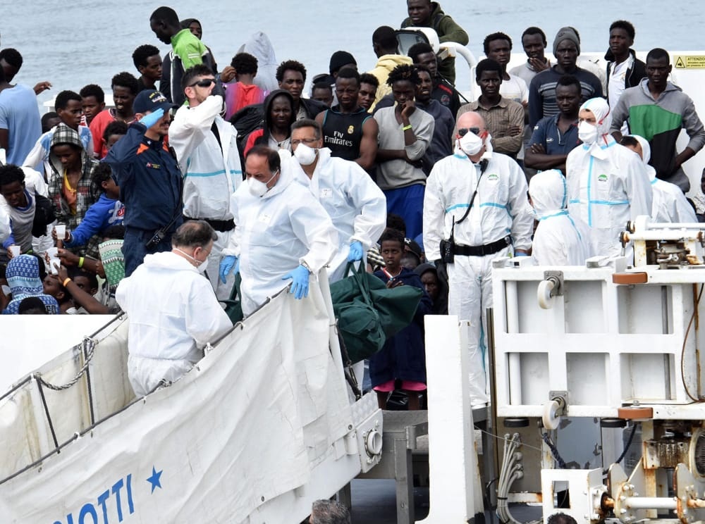Migranti, trasferiti su nave Guardia costiera i 66 della Vos Thalassa. Salvini: "No in Italia". Ma Toninelli lo smentisce (foto Ansa)