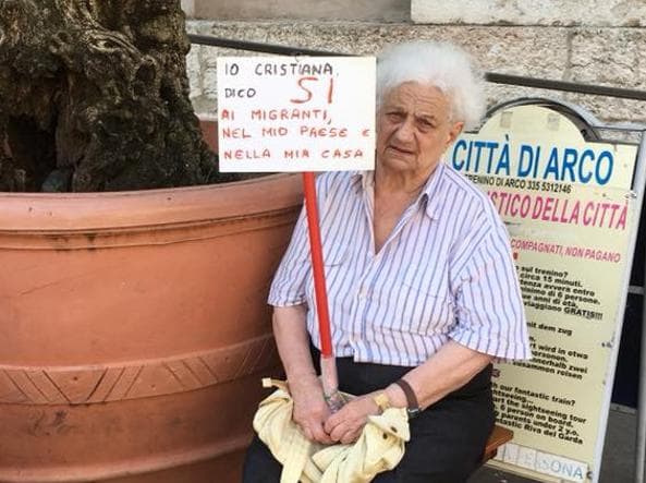 Arco (Trento). Sit-in davanti alla chiesa della nonna anti-Salvini: "Io, cristiana, dico sì ai migranti"