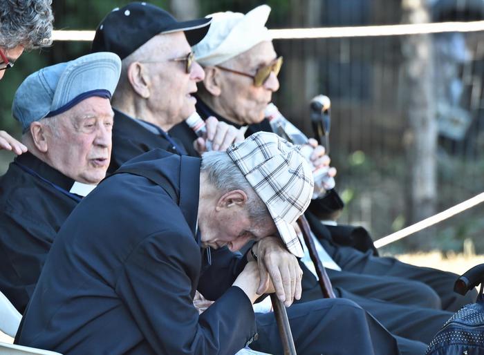Roma, nonni ribelli occupano centro anziani di via Cassia: "Virginia ci aiuti"