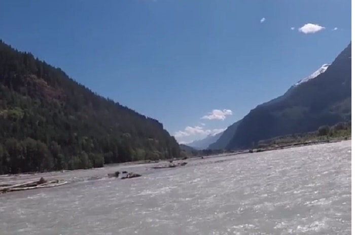 Orso corre verso canoa