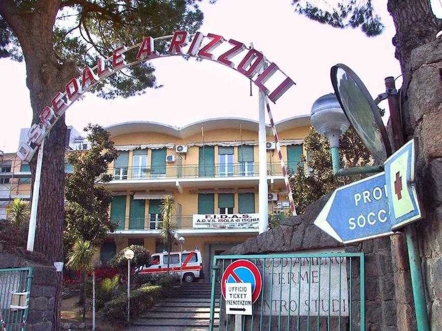 Ischia, turista finisce all'ospedale ma mancano le lenzuola: "Costretto a portarsele dall'albergo"