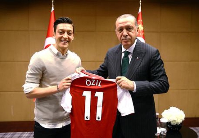 Ozil fa la vittima di razzismo anti turco ma è solo sponsor di un dittatore turco