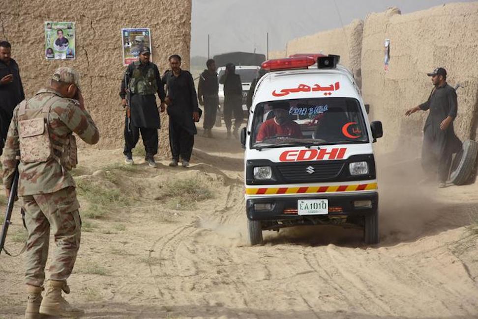 Pakistan, kamikaze Isis al comizio elettorale: 132 morti e 200 feriti