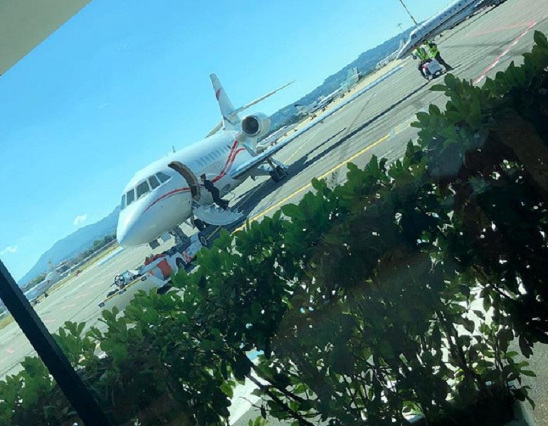 Sonia Bruganelli e la foto del jet privato. L'ira sui social: "Uno schiaffo alla povertà"