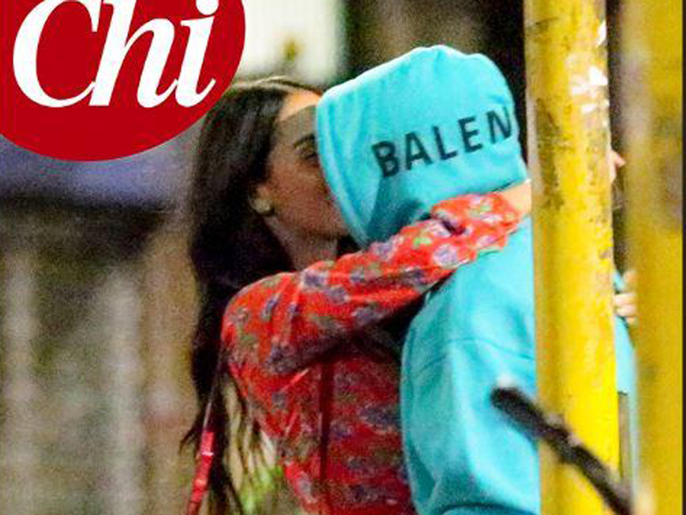 Paola Di Benedetto e Fede del duo Benji&Fede: baci nella notte a Milano