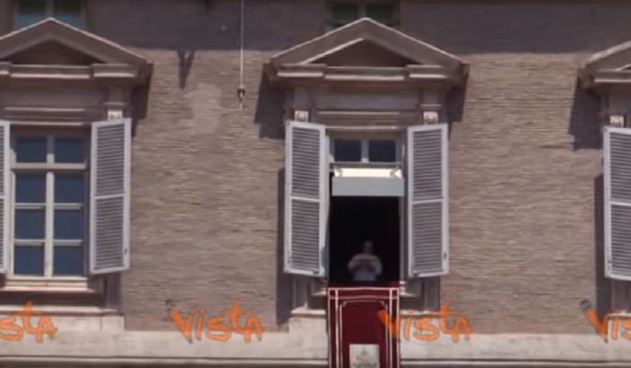 Papa Francesco in Vaticano, il microfono non funziona. E lui ricomincia l'Angelus