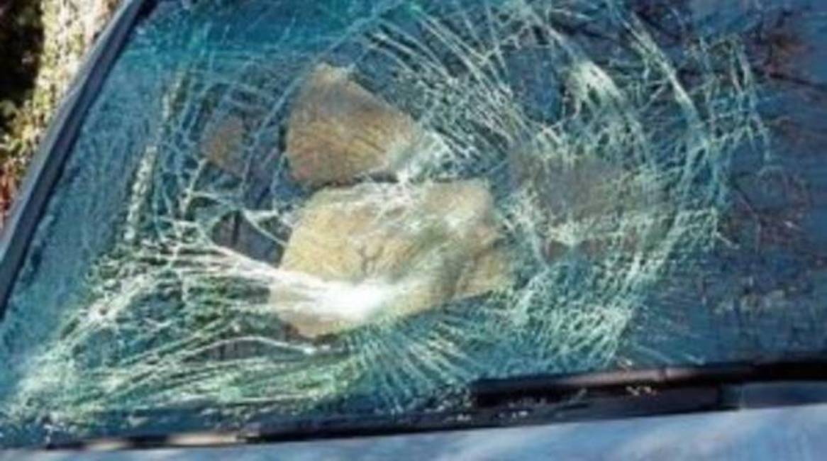 Acerra, nigeriano ubriaco sfascia i parabrezza delle auto in sosta: residenti lo massacrano