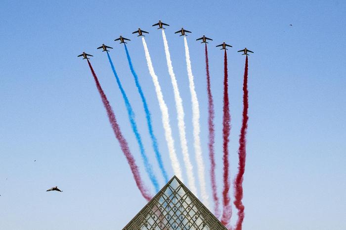 Francia, parata del 14 luglio con gaffe: due moto si scontrano, la pattuglia acrobatica sbaglia il tricolore