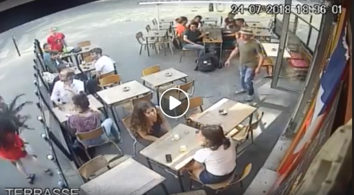 Parigi, donna reagisce alle molestie e viene schiaffeggiata in strada VIDEO