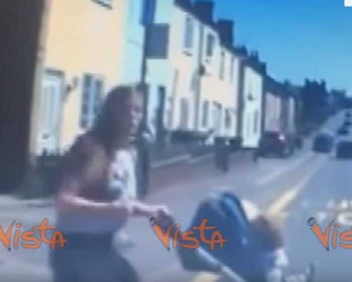 Passeggino scivola strada