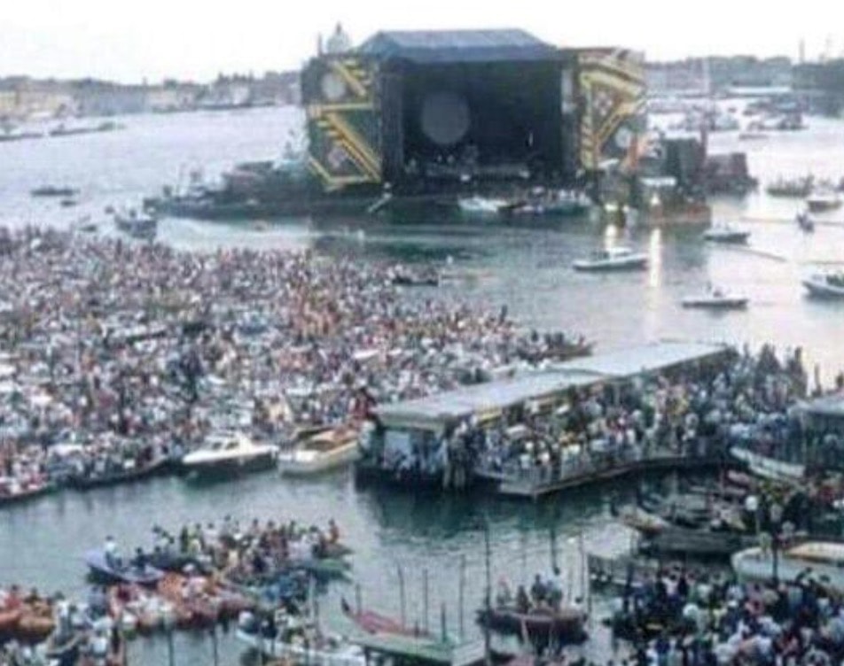 Migranti, bufale sul web: dai bimbi-bambolotti alla folla al concerto dei Pink Floyd