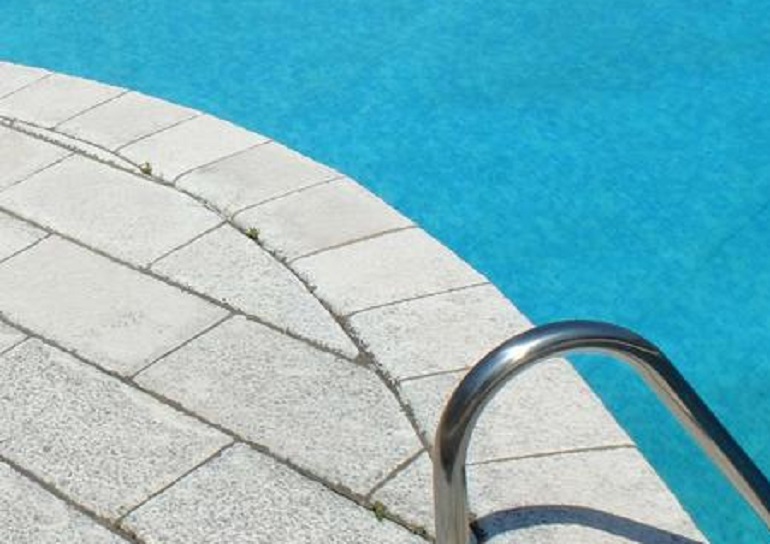 Inghilterra, abitanti di un condominio costretti a svuotare ogni sera la piscina per non fare annegare i ladri (foto d'archivio Ansa)