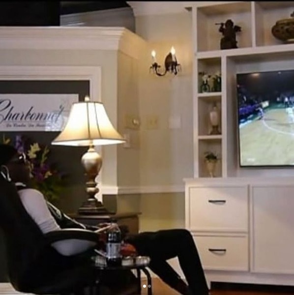 Corpo seduto in poltrona gioca alla Playstation