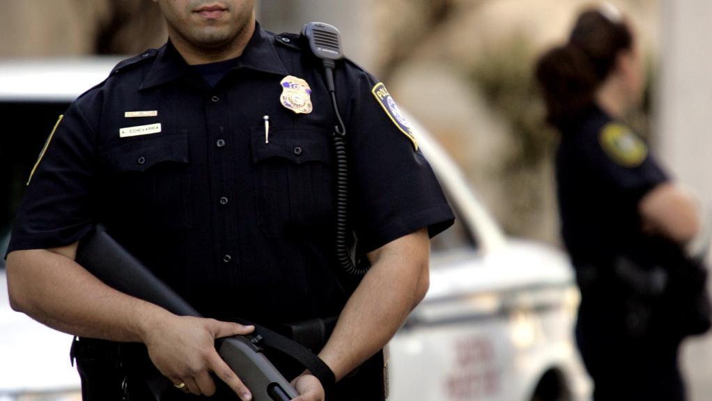 Chicago, polizia spara e uccide un uomo: folla inferocita in strada, agenti feriti e 4 arresti