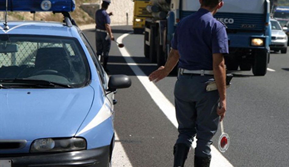 Motociclista contromano sull'A14: "Mi ero scordato lo zainetto nella piazzola"