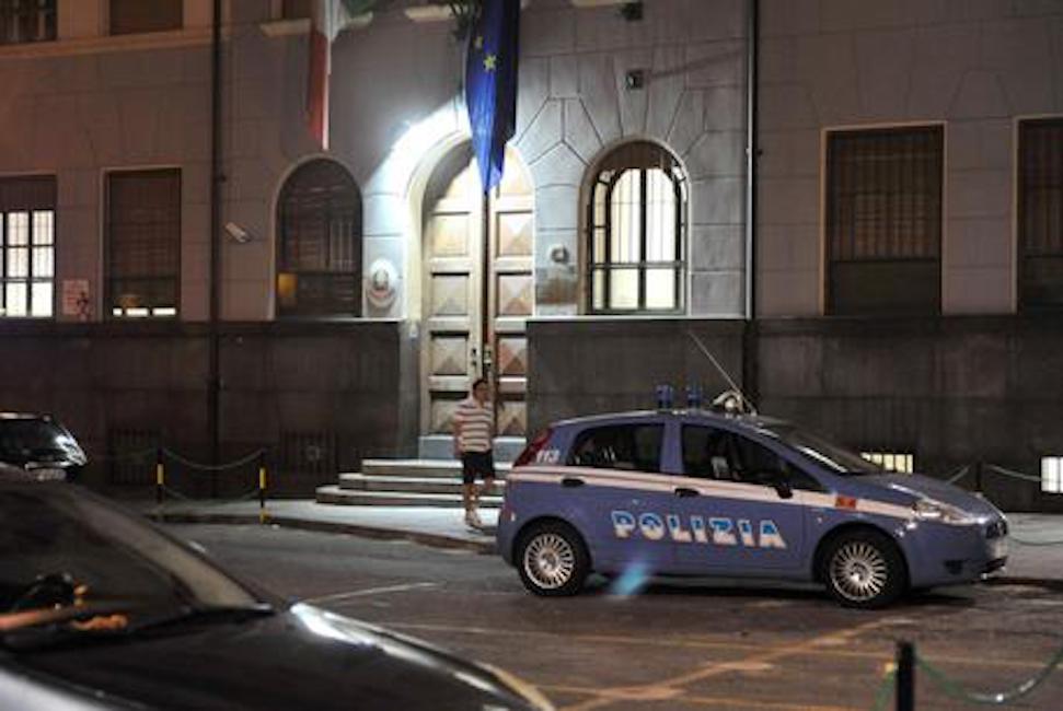 Torino, poliziotto spara per difendere il collega: ferito un immigrato