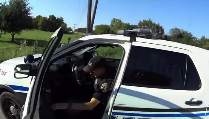 Poliziotto legge telefonino e travolge ciclista