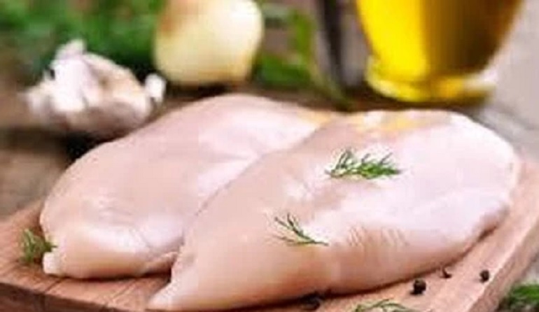 Grecia, mangia un pezzo di pollo crudo e muore