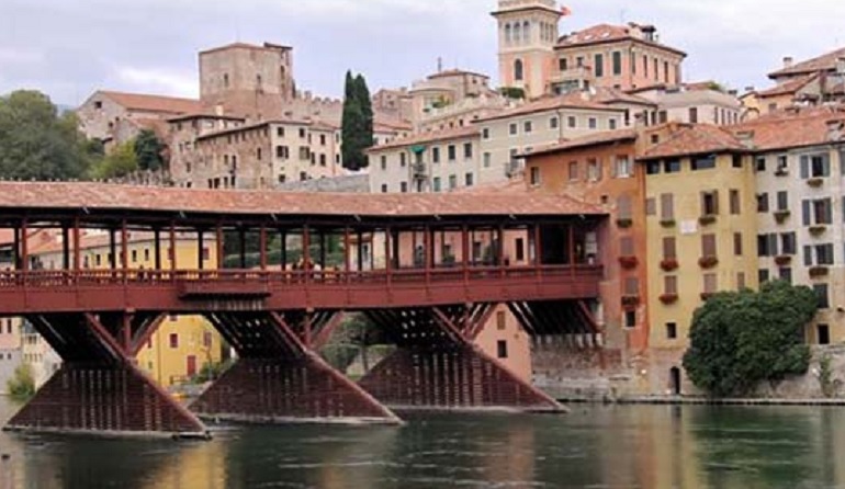 Bassano, fa pipì dal ponte mentre gli amici lo riprendono: rischia 10.000 euro di multa