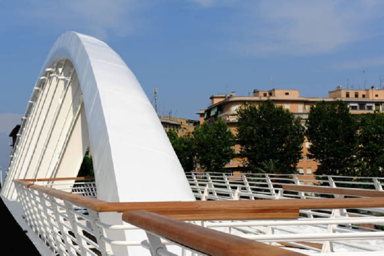 Roma, turista ubriaca cade nel Tevere: salvata dai Vigili del Fuoco (foto Ansa)